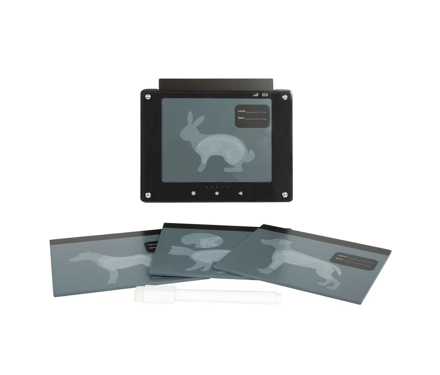 Ein schwarzes Spielzeug-Tablet zeigt ein Kaninchen-Röntgenbild. Darunter liegen drei graue Röntgenkarten mit Hunde- und Katzenbildern und ein weißer Marker, alles Teil des small foot Tierarzt-Set »Hund«.