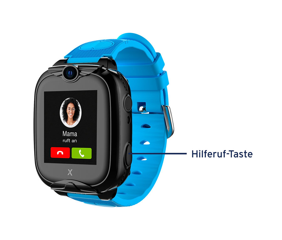 Nahaufnahme der blauen Kinderuhr Xplora XGO2 mit schwarzem Zifferblatt, auf dem ein eingehender Anruf von "Mama" angezeigt wird.