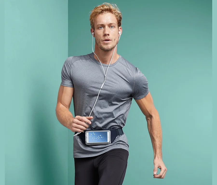 Mann läuft mit Sportgürtel »Smartphone«.