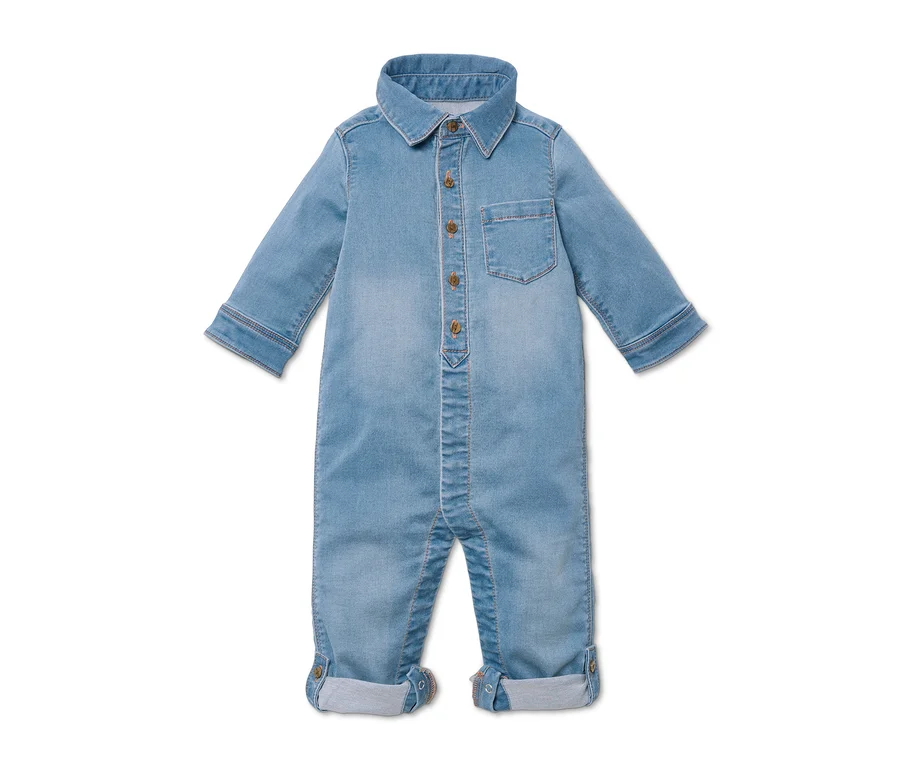 Blauer Stretchdenim-Overall mit langen Ärmeln und Knöpfen.