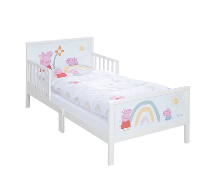 Weißes Kinderbett mit Peppa Pig-Motiven auf Kopf- und Fußteil sowie passender Bettwäsche.