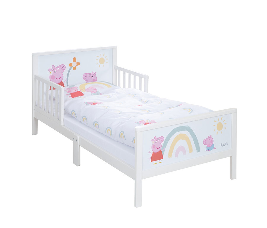 Weißes Kinderbett mit Peppa Pig-Motiven auf Kopf- und Fußteil sowie passender Bettwäsche.