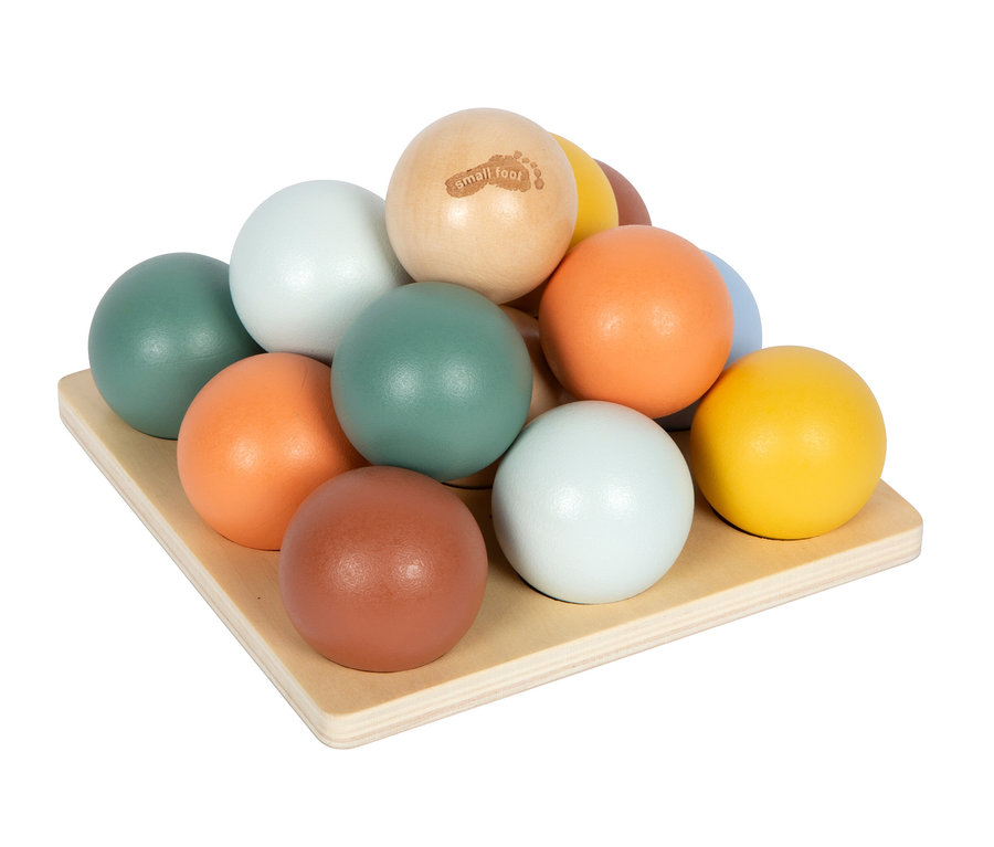 Bunte Holzkugeln, darunter Naturholz (eine mit „small foot“-Logo), Blau, Grün, Orange, Gelb und Braun, auf einer hellen Holzbasis angeordnet.