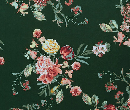 Dunkelgrüner Hintergrund mit Blumen in Rot-, Rosa- und Gelbtönen. Das Blumenmuster auf dem Stoff erinnert an Renforcé-Bettwäsche.