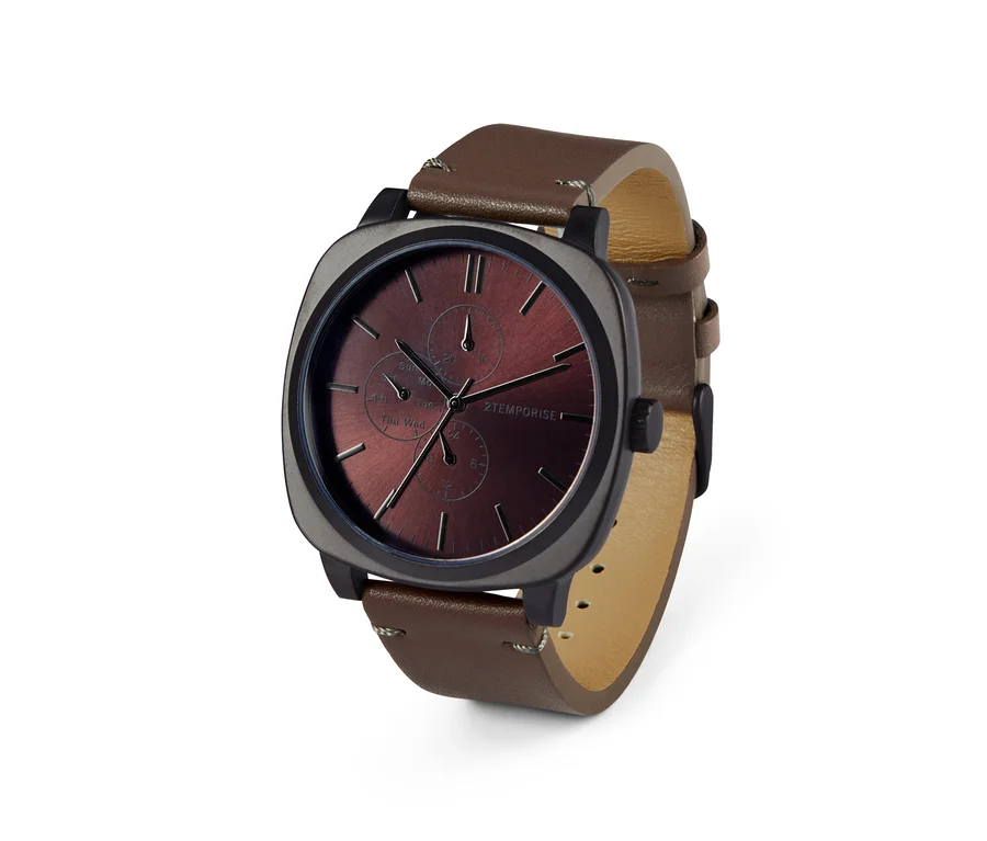 Detailansicht einer Herren-Quarzuhr mit braunem Lederarmband und Tag-, Datums- und 24-Stunden-Anzeige.