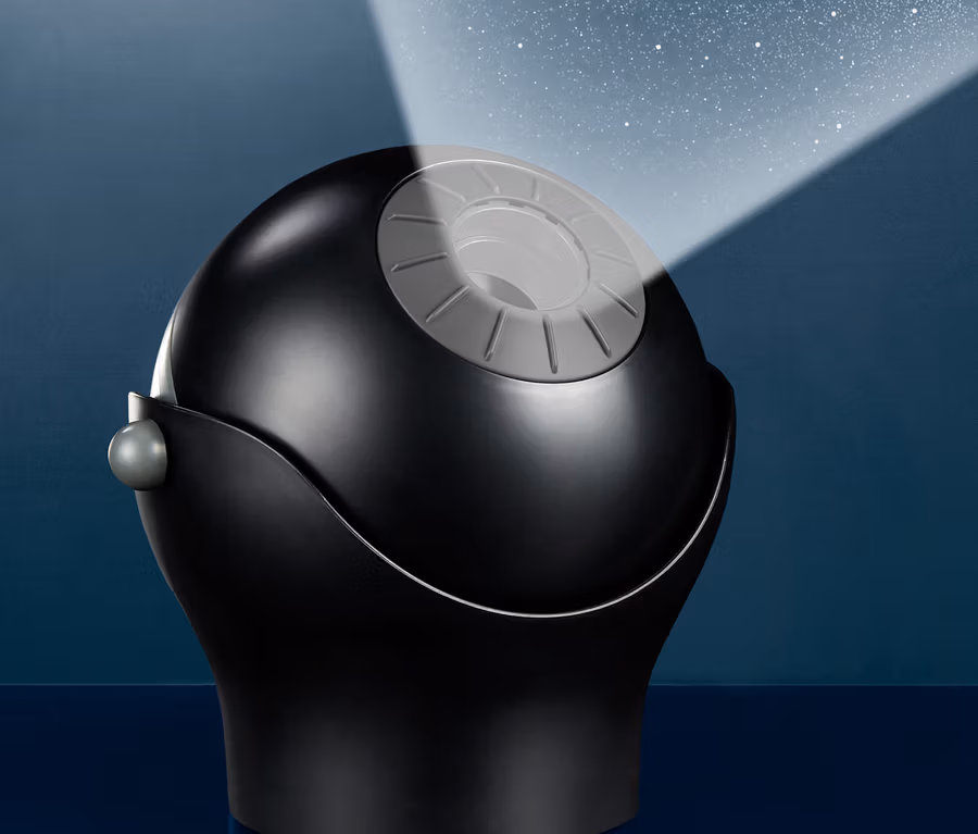 Schwarzes Home-Planetarium projiziert Sterne an die Wand.