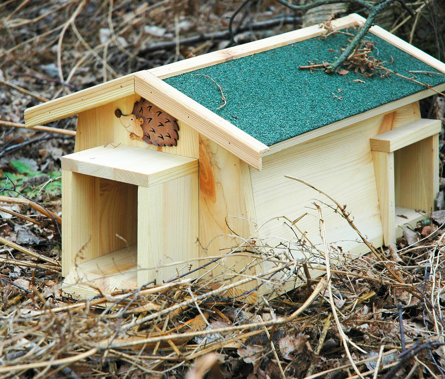 Das Igelhaus »Mecki« liegt auf einem mit Ästen bedeckten Boden.
