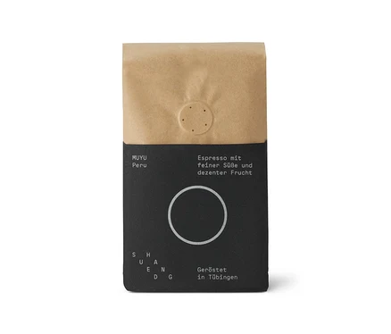 Aufrecht stehende SUEDHANG - MUYU Espresso 250g Ganze Bohne Kaffeepackung, oben braun und unten schwarz. Sie hat ein rundes Ventil und den Text 'MUYU Peru', 'Espresso mit feiner Süße und dezenter Frucht' sowie 'Geröstet in Tübingen'.