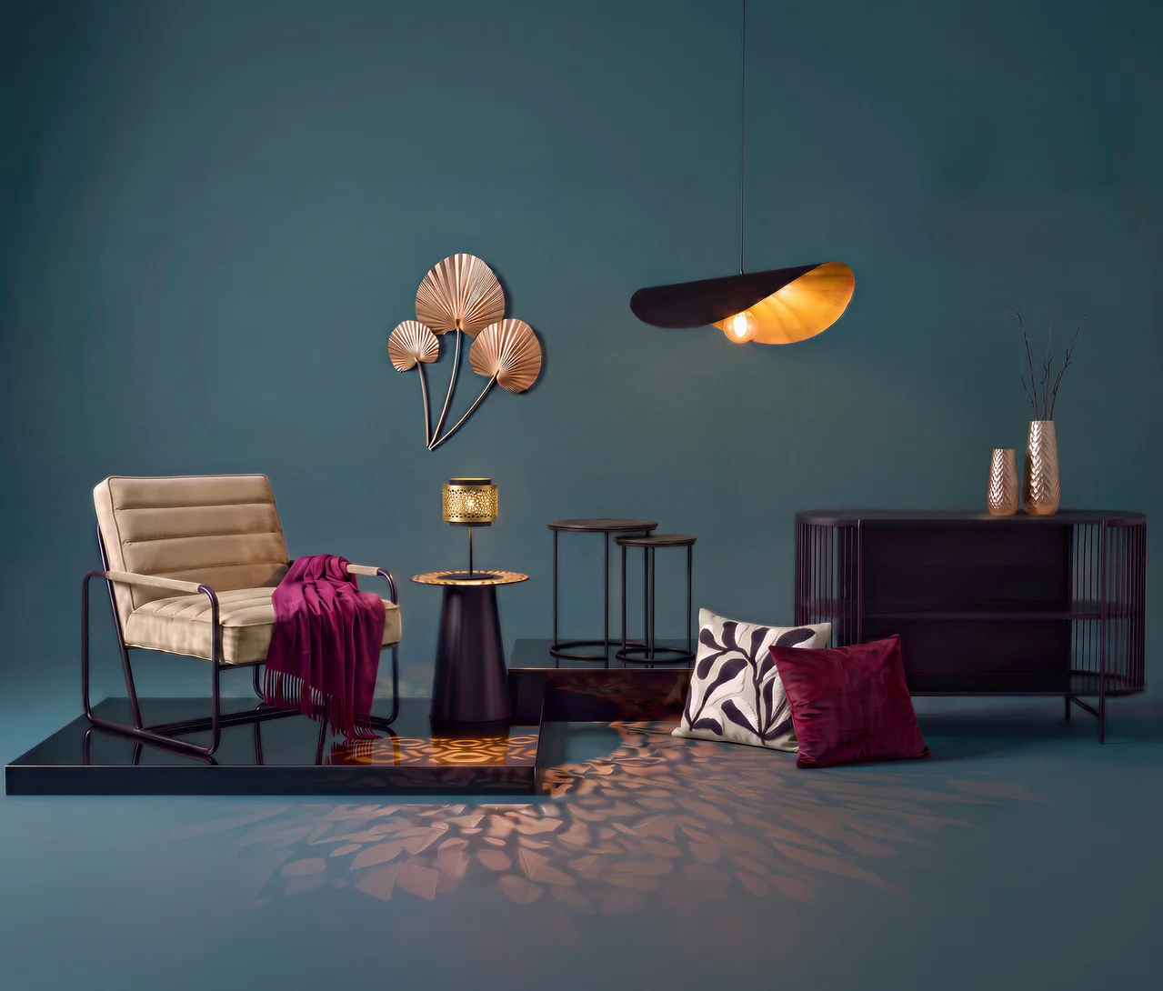 Beiger Sessel mit pflaumefarbener SCHÖNER WOHNEN-Kollektion Wohndecke. Daneben ein Beistelltisch mit goldener Lampe. An der Wand goldene Fächer-Deko. Rechts ein schwarzes Eglo Regal »DINSOR« mit Vasen, davor zwei schwarze Eglo Beistelltische »TOZAWA«. Auf dem Boden liegen ein Dekokissenbezug »SOUL« in Burgundy und ein »PLANT« Kissen. Eine Pendelleuchte wirft Blattmuster auf den Boden.