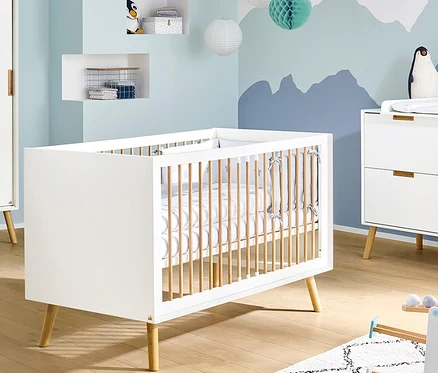 Kinderzimmer mit weißem Pinolino Babybett »Edge« und Kommode.