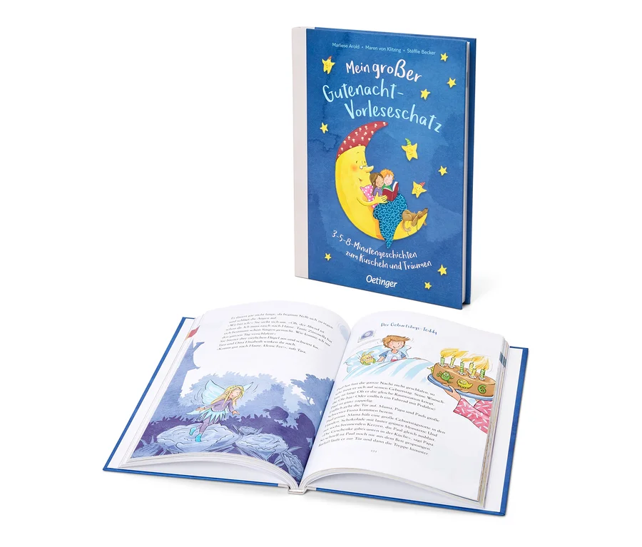 Ein stehendes Buch mit blauem Einband und dem Titel „Mein großer Gutenacht-Vorleseschatz“ steht hinter einem geöffneten Buch, das eine Fee im Wald und einen Jungen mit Geburtstagstorte zeigt.