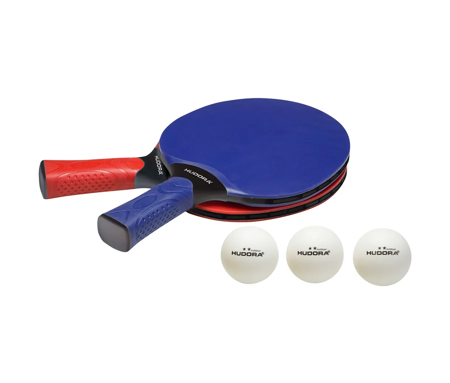 Zwei Tischtennisschläger und drei Tischtennisbälle von Hudora. Ein Schläger ist blau, der andere rot.