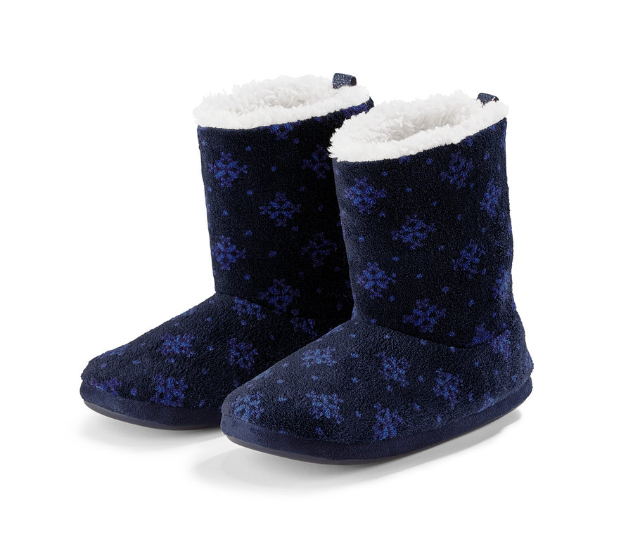 Zwei marineblaue Hausschuh-Stiefel mit Schneeflocken und weißem Fell innen.