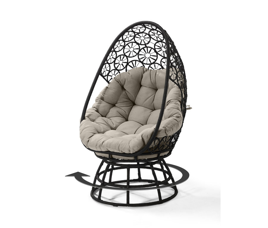 Ein Drehkorbsessel mit Beistelltisch auf weißem Hintergrund.