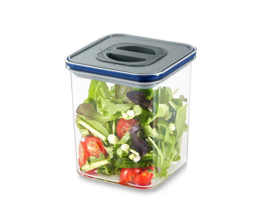 Gemischter Salat in einer 2 Vakuum-Frischhaltedosen.