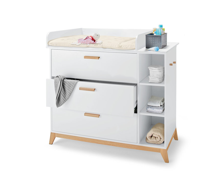 Eine weiße Wickelkommode mit offener Schublade und Regalen.