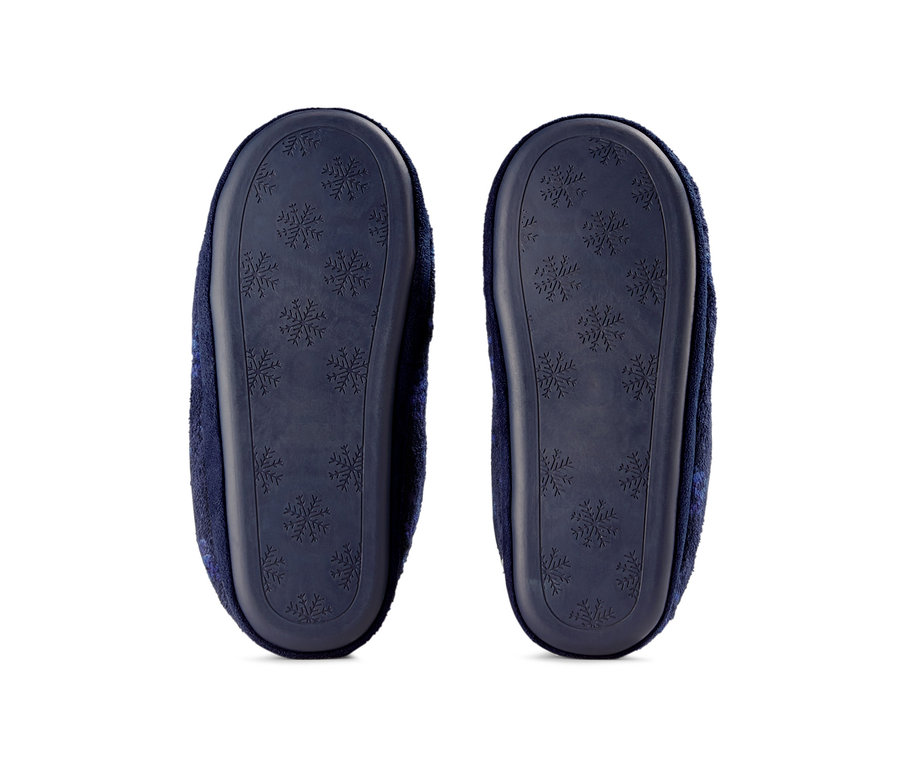 Draufsicht auf ein Paar blaue Hausschuh-Stiefel mit rutschfester Sohle und Schneeflockenmuster vor weißem Hintergrund.