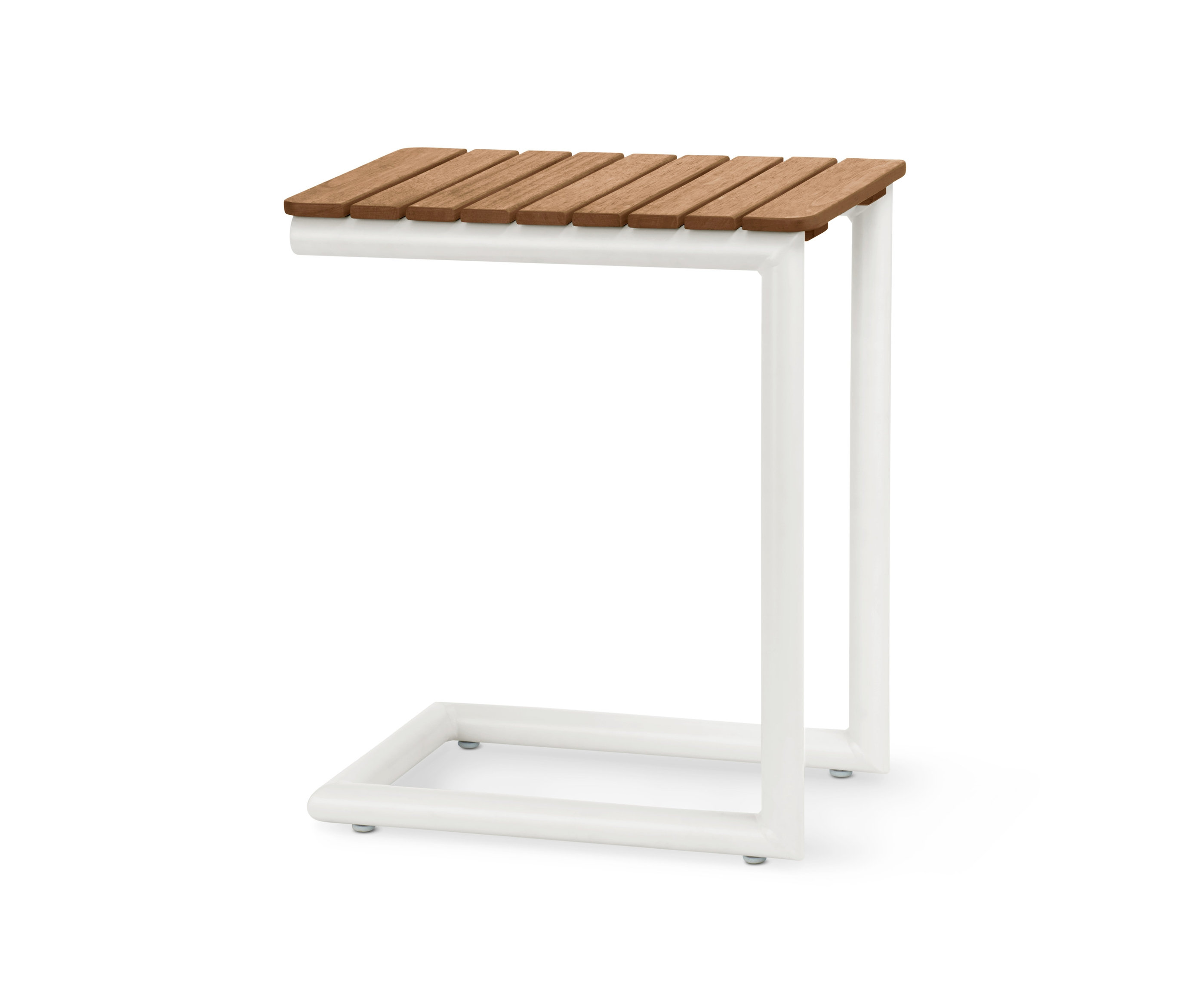 Nahaufnahme eines Beistelltisches mit Holzplatte und weißem Gestell.