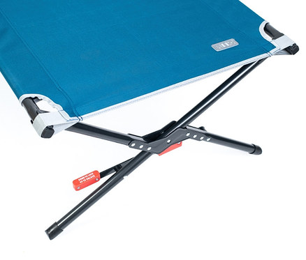 Detailansicht einer blauen Campingliege mit schwarzem Rahmen.