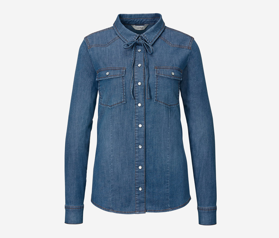 Eine blaue Jeansbluse mit langen Ärmeln, Knöpfen und einem Bindeband am Hals.