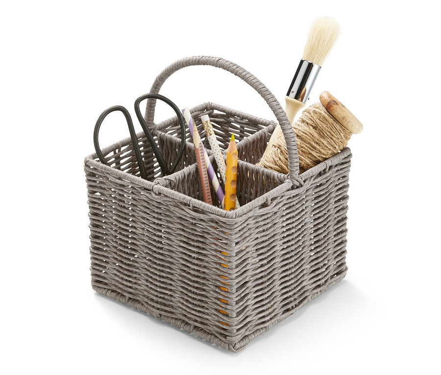 Grauer Besteckkorb mit Schere, Stiften, Pinsel und Bindfaden.