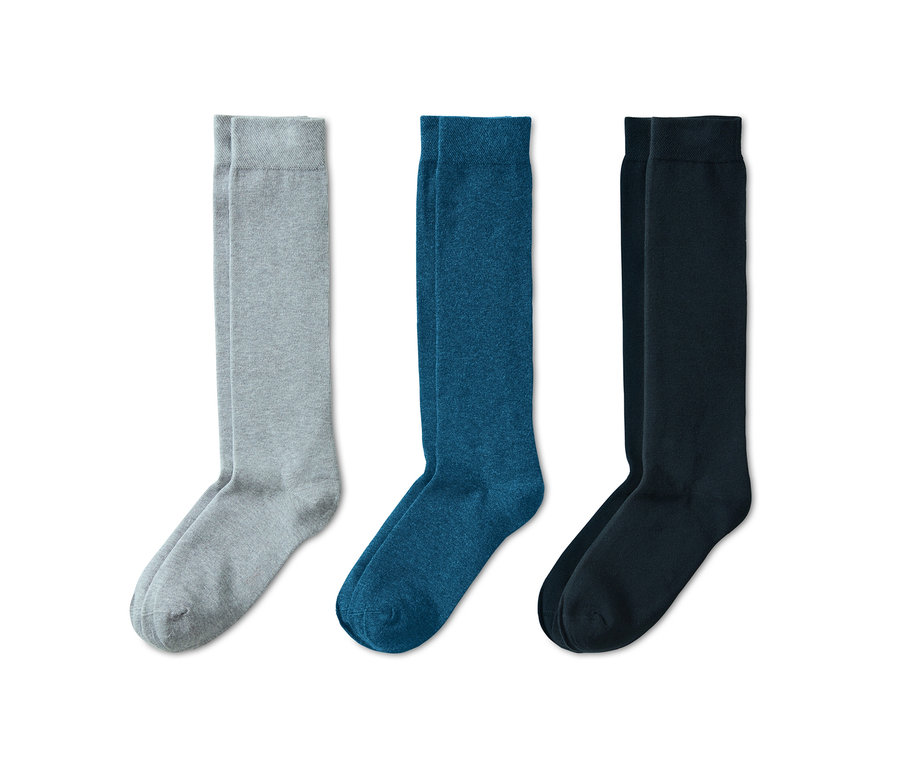 Drei Paar Kniestrümpfe: grau, blau und schwarz.