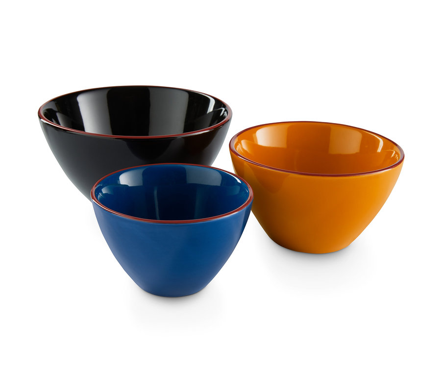 Ein 3er-Schalen-Set in Schwarz, Orange und Blau.