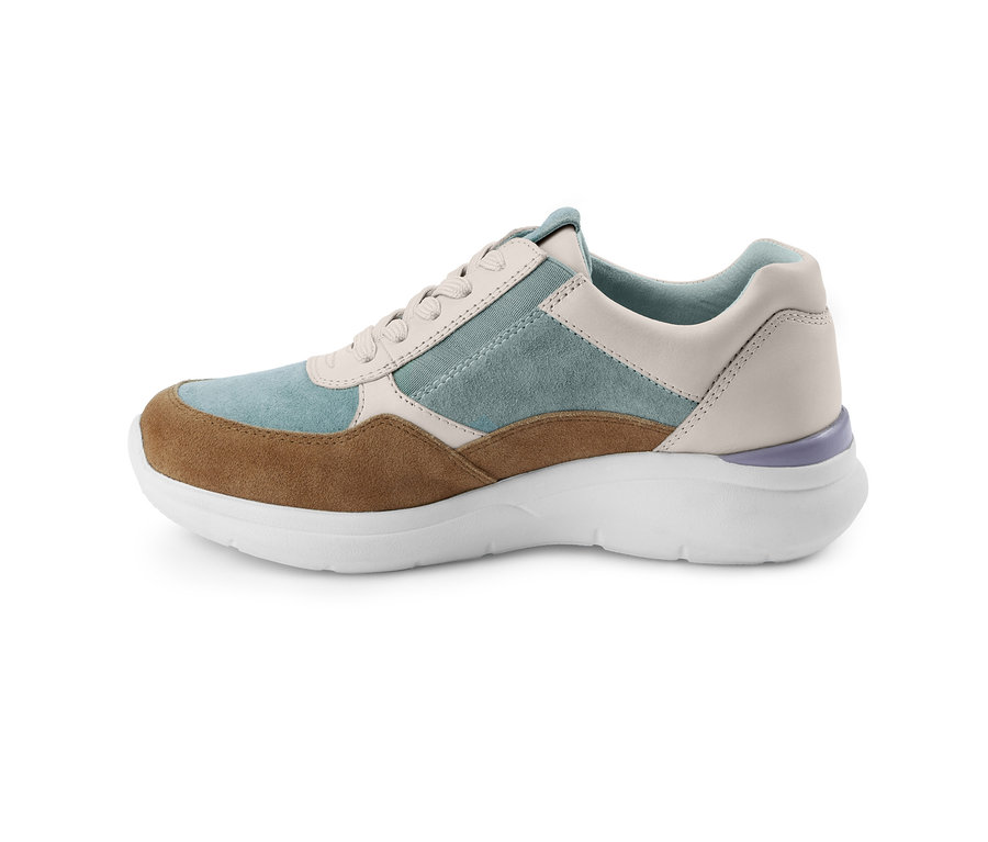 Detailaufnahme eines Leder-Sneakers in Braun, Blau und Creme auf einer weißen Sohle.
