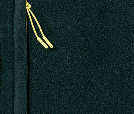 Detail einer Fleecejacke mit gelbem Reißverschluss.