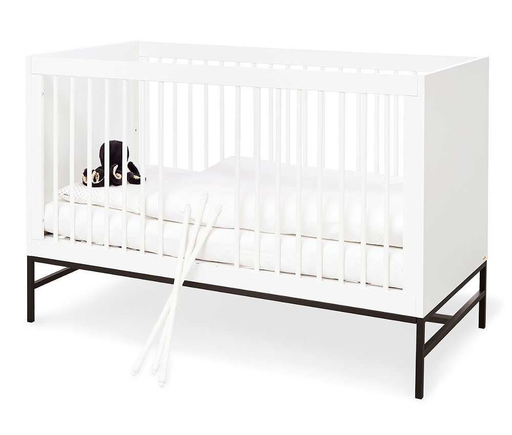 Pinolino Kinderbett »Steel« mit weißem Rahmen und schwarzen Beinen.