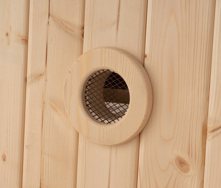 Detail einer Wand der Home-Deluxe-Outdoor-Fasssauna »LAHTI L« mit zwei runden Fenstern mit Gitter.