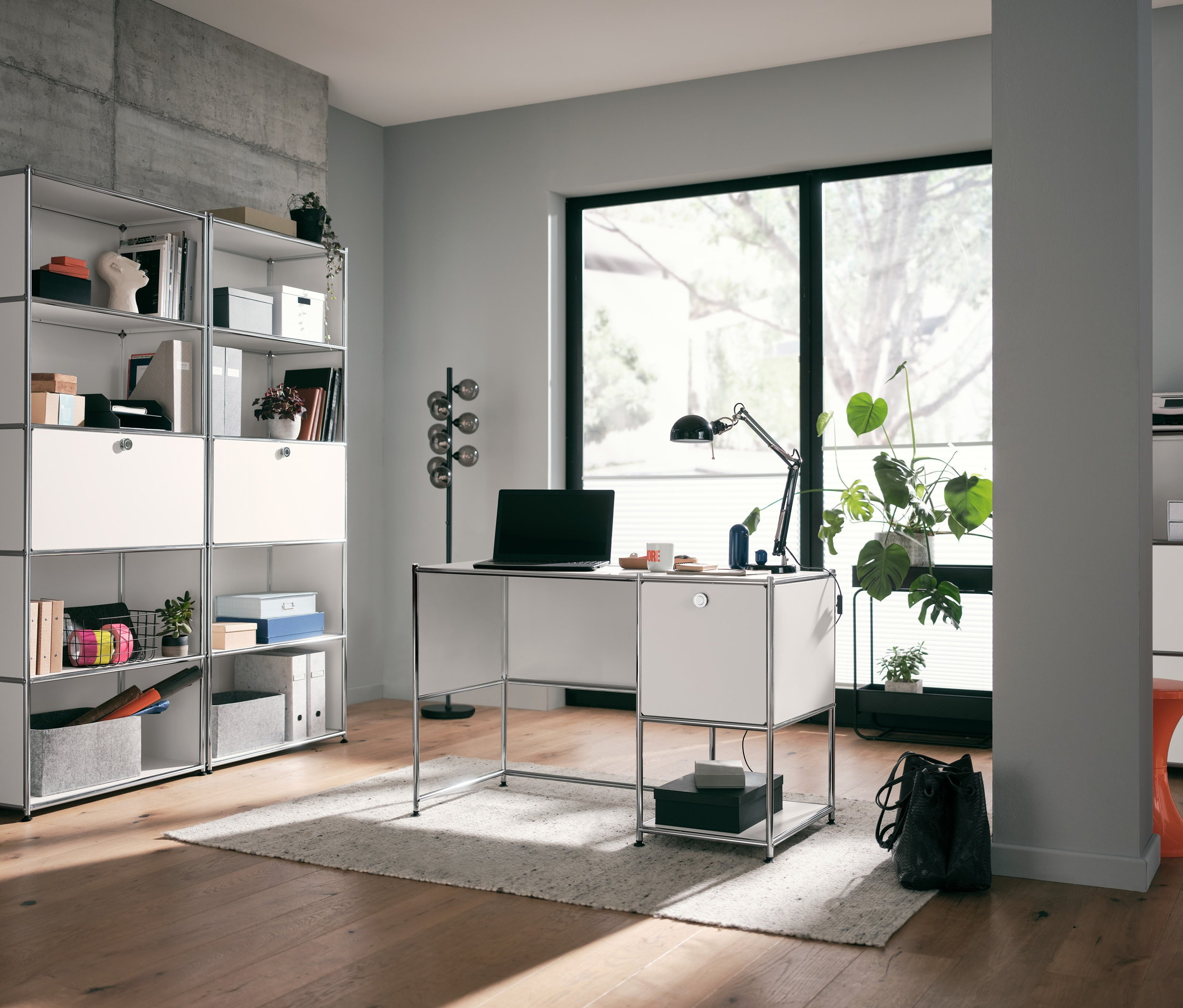 Zimmer mit Schreibtisch Metall »CN3« mit Klapptür, weiß, Freischwinger-Stuhl und hohem Regal Metall »CN3« mit Klappenfach, weiß.