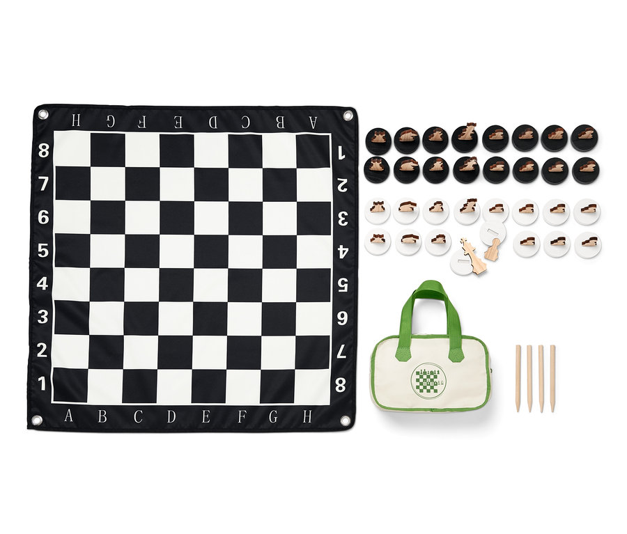 Ein XL-Schachspiel mit Schachbrett, Figuren und Tasche.