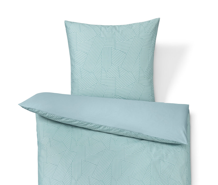Blaue Bettwäsche mit geometrischem Muster.