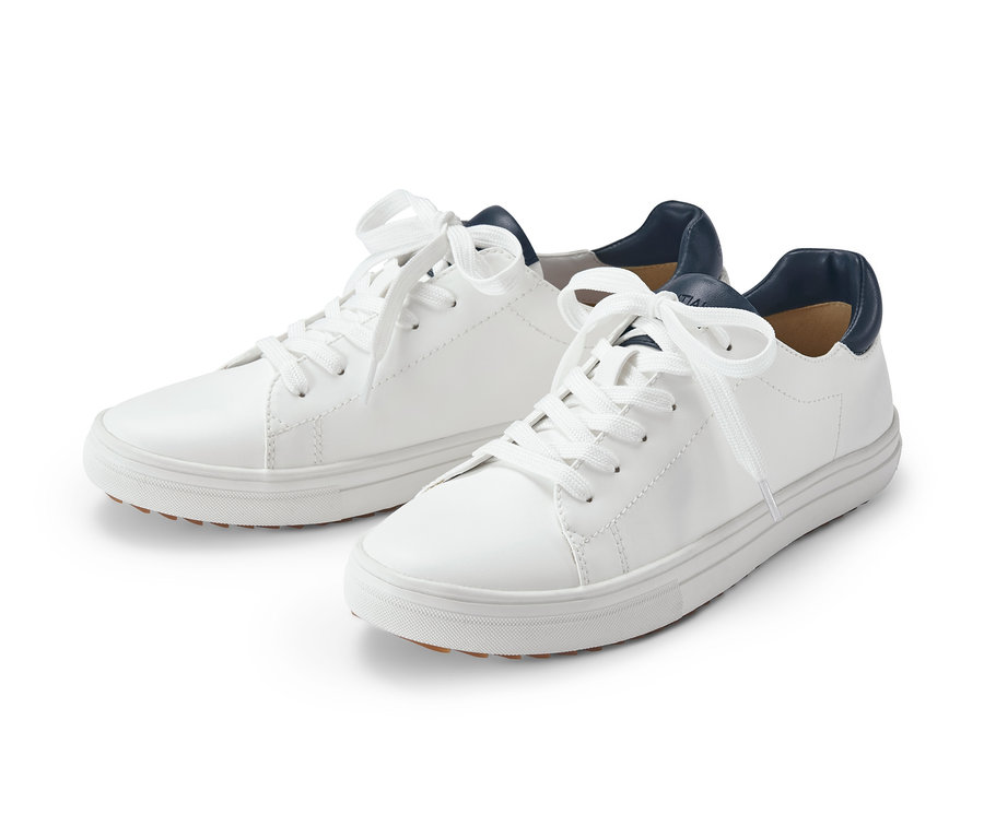 Zwei weiße Sneaker mit Schnürsenkeln und dunkelblauem Rand.
