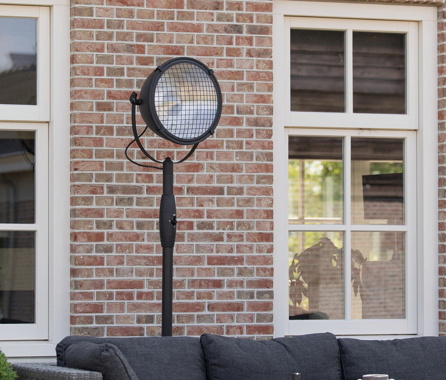 Eine Außensitzgruppe mit einem schwarzen Sunred-Standheizstrahler »Indus Standing 2100«.