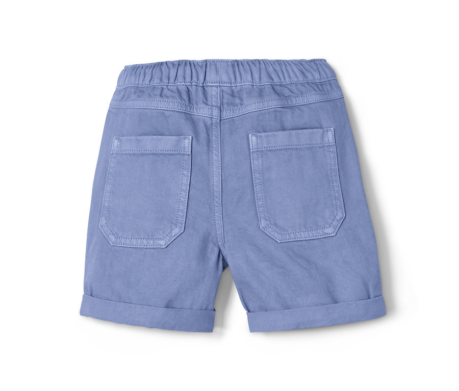 Hellblaue Baumwollshorts mit Gummibund und zwei Gesäßtaschen.