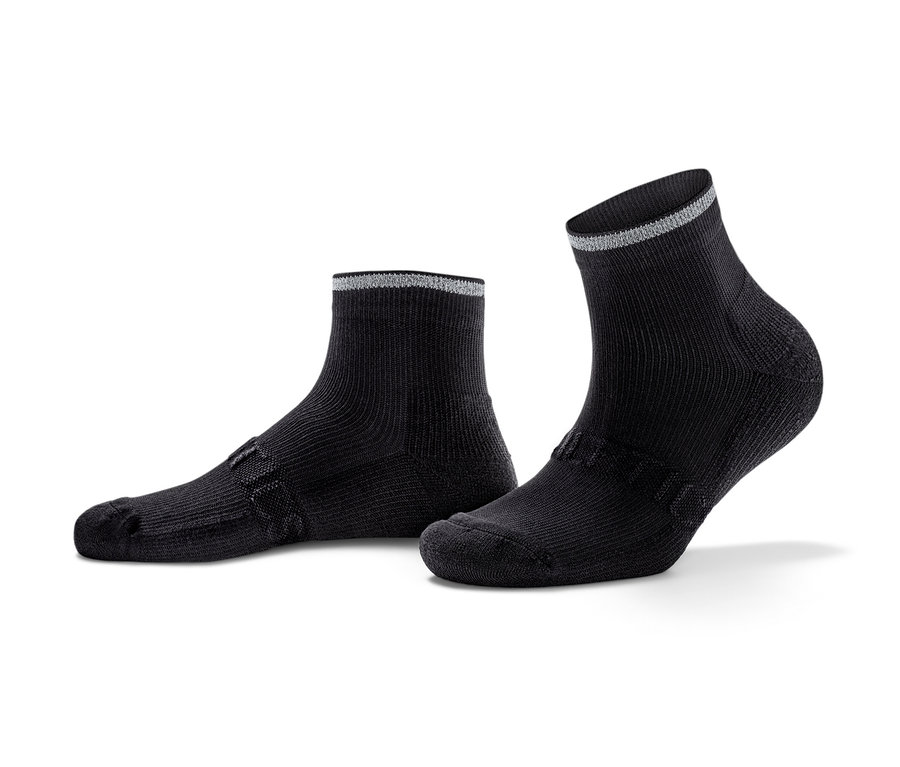 Zwei Paar schwarze Laufsocken.