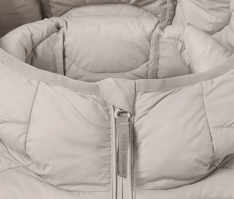 Detailansicht einer beigen Steppjacke mit Kapuze und Reißverschluss.