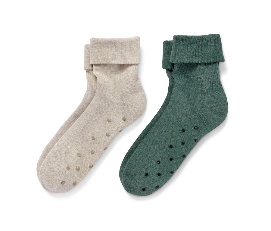 Zwei Paar Stoppersocken: ein Paar beige, ein Paar grün.