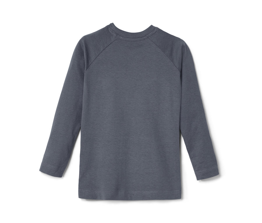 Ein blaues Kleinkind-Langarmshirt liegt auf einem weißen Hintergrund.