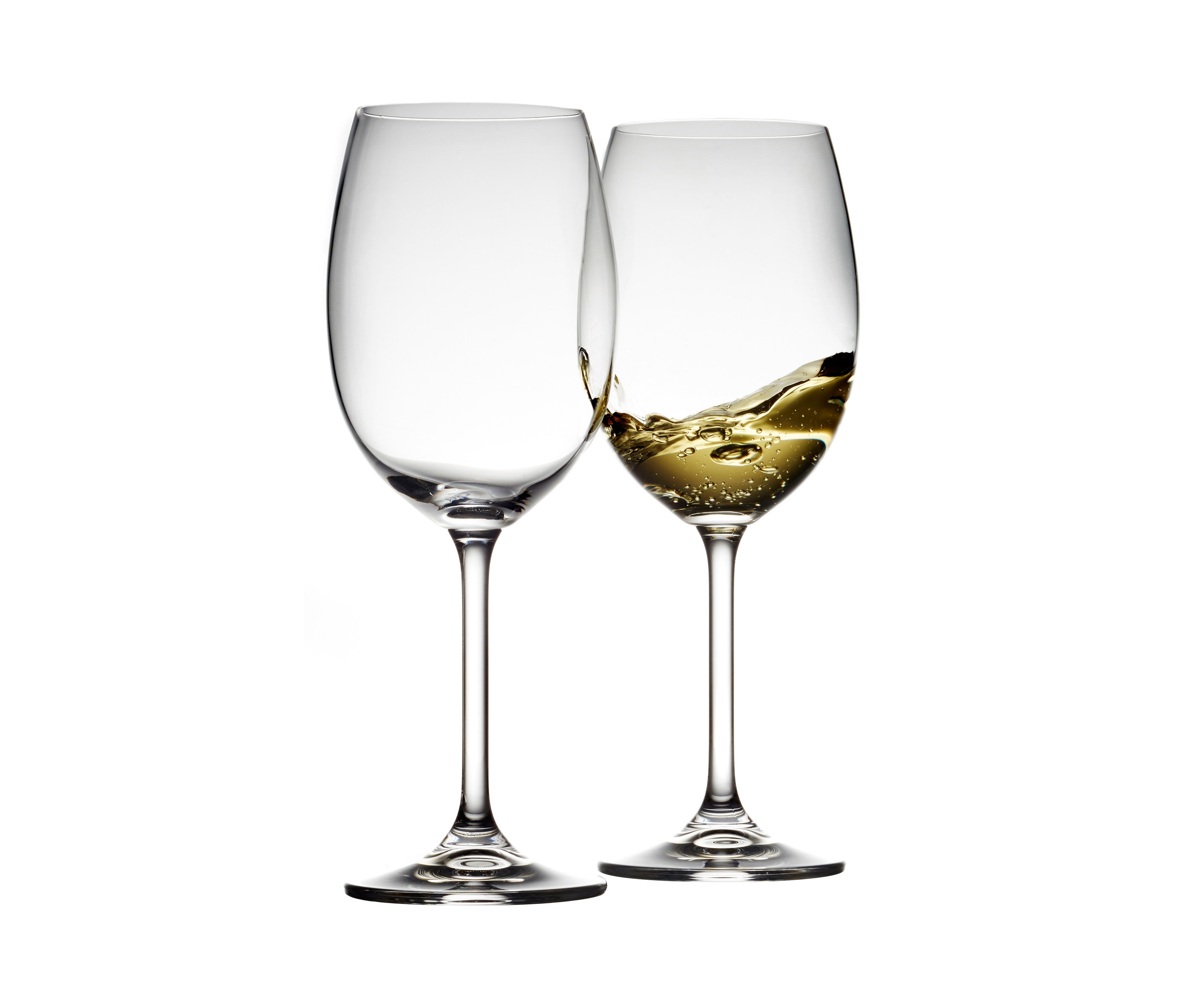 Zwei BITZ-Weißweingläser stehen nebeneinander, eines leer und eines mit Weißwein gefüllt.