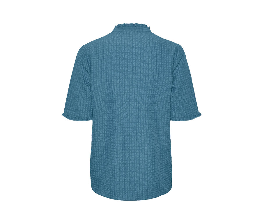 Eine blaue Bluse in Crinkle-Optik.