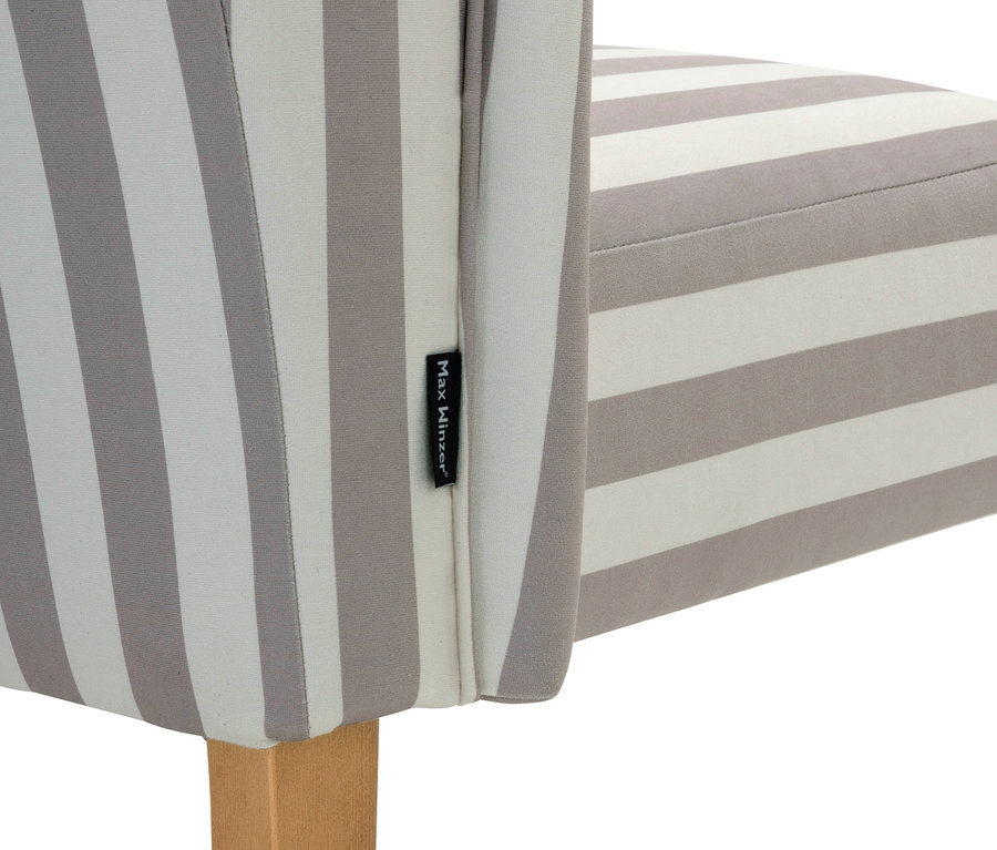 Detailaufnahme einer greige-weiß gestreiften Polsterbank "Hendrick" mit Holzbeinen.