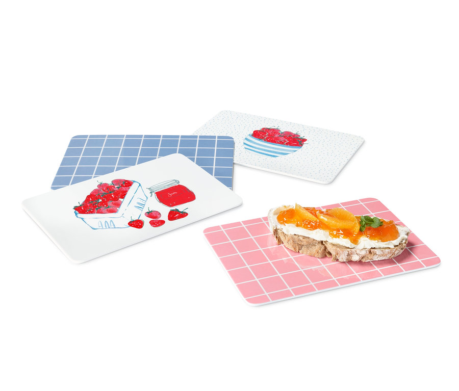 Vier Schneidebretter mit verschiedenen Designs und Speisen.