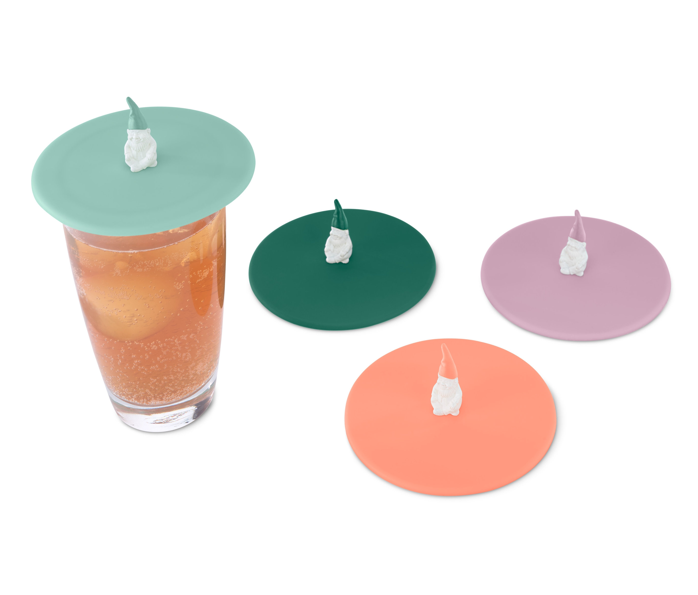 Ein mit einem Getränk gefülltes Glas ist mit einer Glasabdeckung bedeckt, daneben liegen drei weitere 4 Glasabdeckungen.