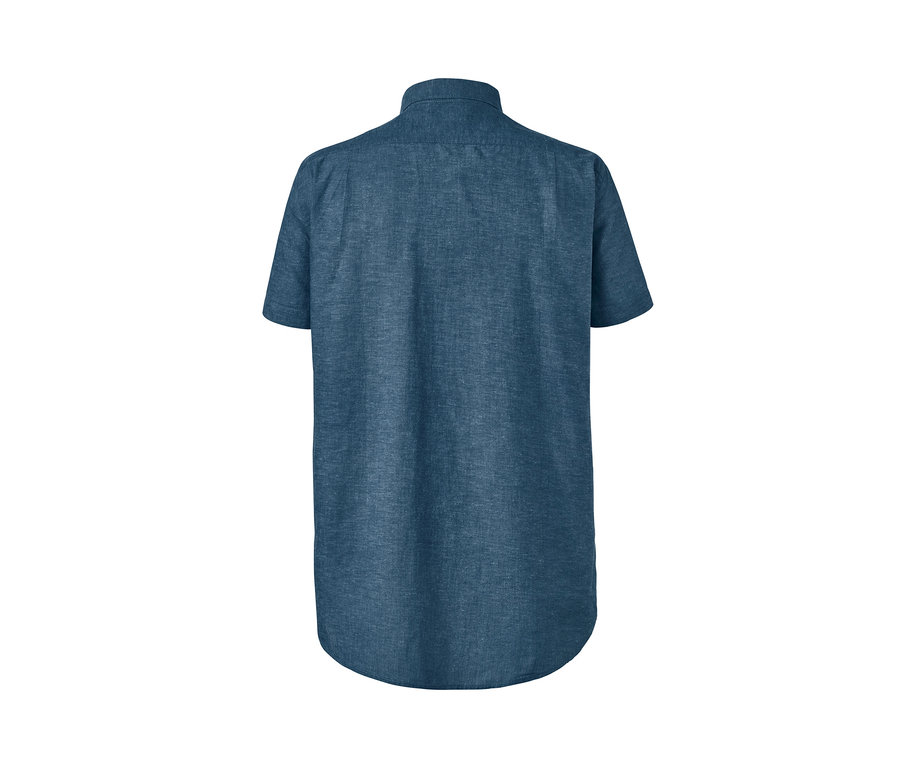 Detailansicht der Rückseite eines blauen Kurzarmhemds mit Leinen.