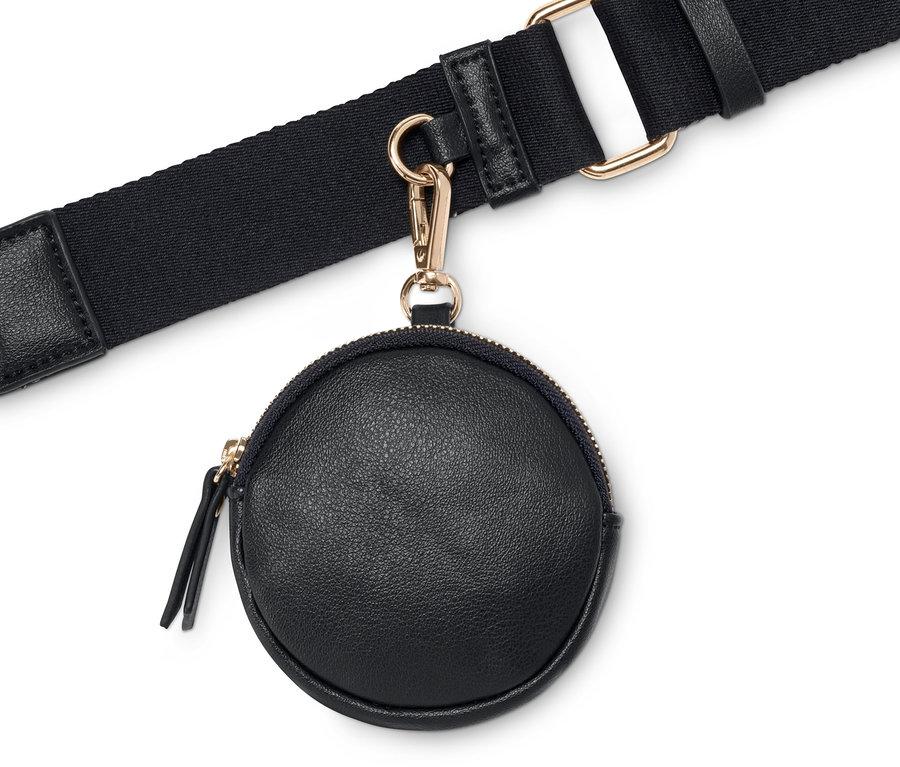 Detail einer schwarzen Umhängetasche mit rundem Beutel.