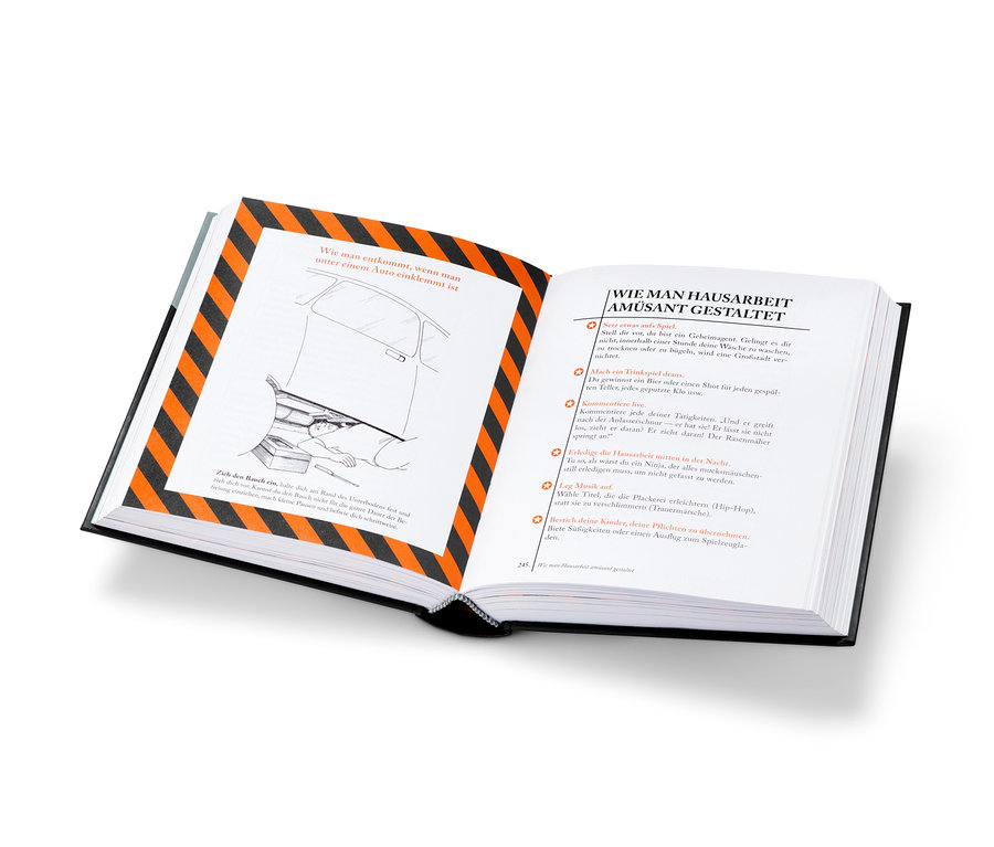 Offenes Buch mit einer Illustration einer Person unter einem Auto und Text darüber, wie man entkommt, wenn man darunter eingeklemmt ist. Buch: »Der Alleskönner«