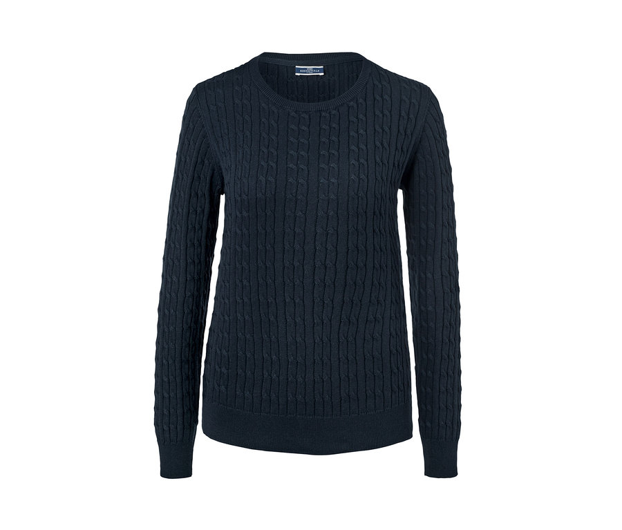 Blauer Strickpullover mit Zopfmuster.